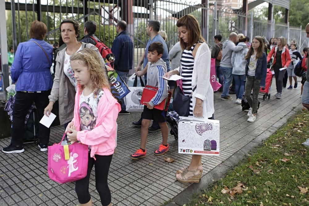 Inicio del curso con protesta de familias en el colegio Evaristo Valle del Polígono de Pumarín (Gijón)