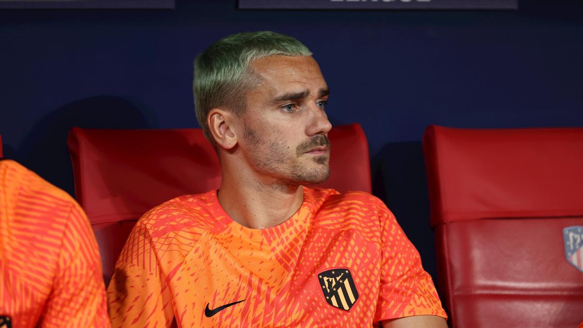 Griezmann, sentado en el banquillo durante el Atlético-Oporto.