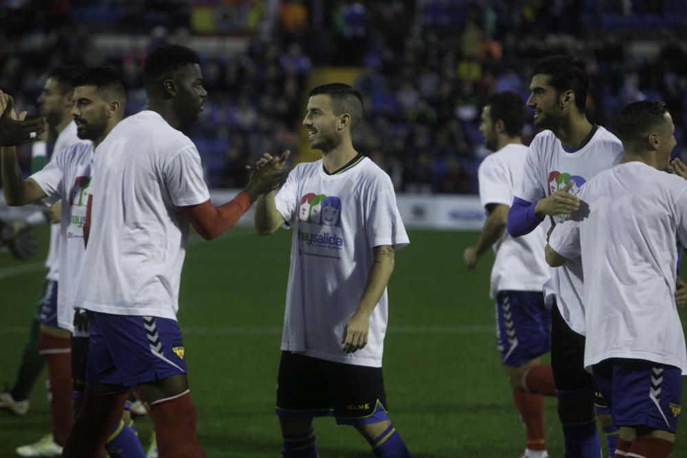 Dos errores del meta gaditano condenan al Hércules en su mejor partido de la temporada.