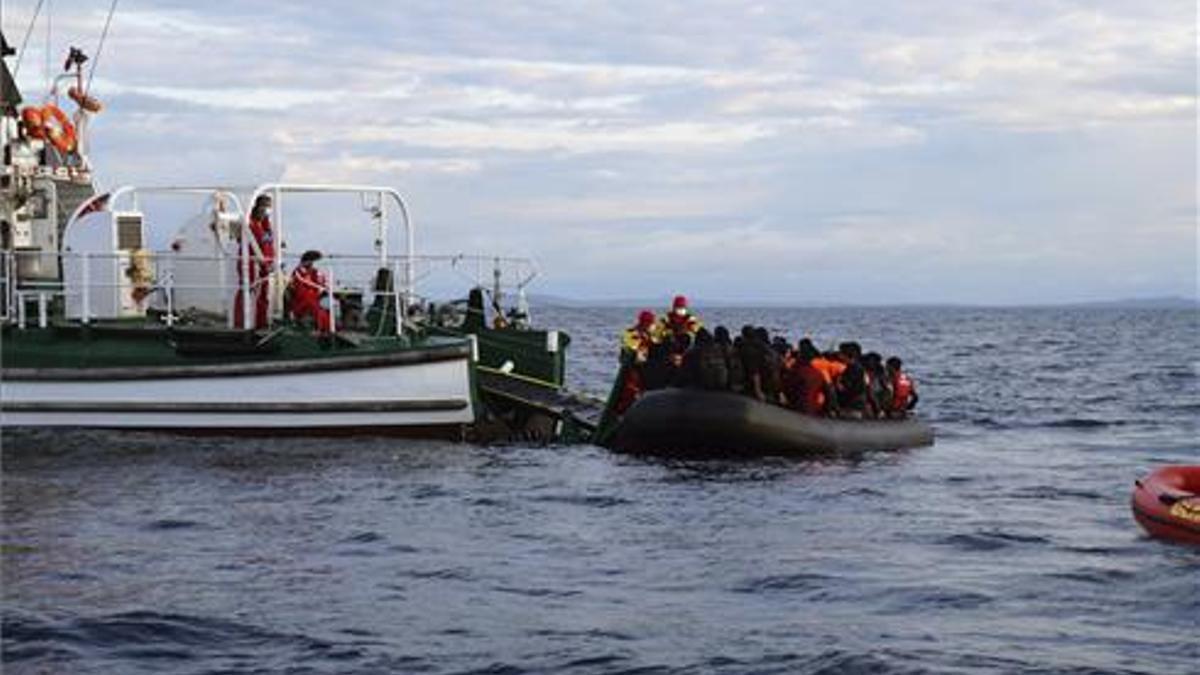 Una embarcación de Frontex recoge de una embarcación a un grupo de refugiados en el Egeo. 