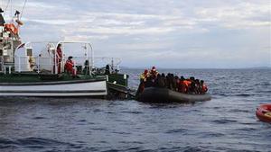Una embarcación de Frontex recoge de una embarcación a un grupo de refugiados en el Egeo. 