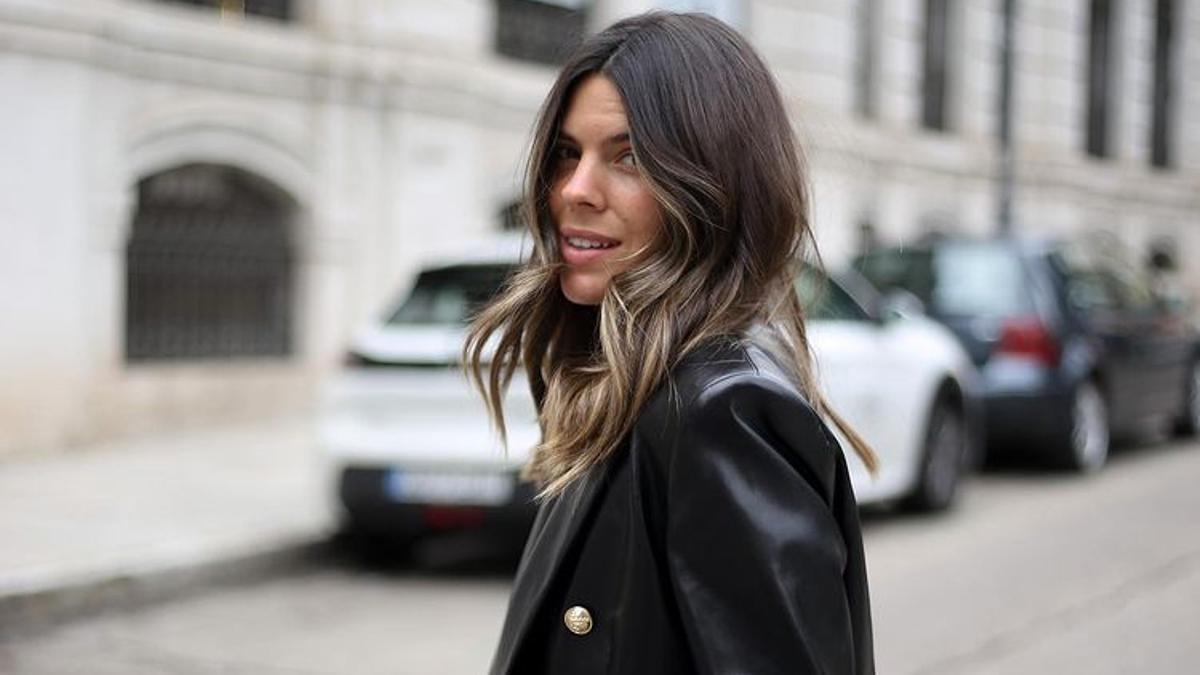 Laura Matamoros con mechas 'balayage' y chaqueta de cuero tipo blazer de Zara