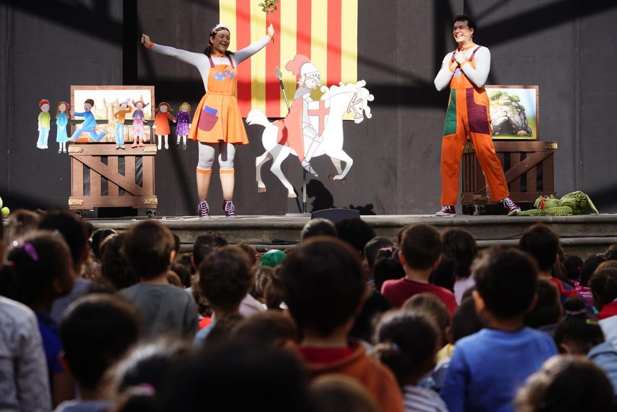GALERIA | Gairebé 1.200 infants viuen la llegenda de Sant Jordi al patí del Kursaal de Manresa