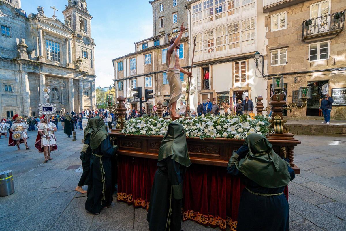Santiago vive la Pascua con la procesión del Cristo Resucitado y el encuentro en la Quintana Santiago vive la Pascua con la procesión del Cristo Resucitado y el encuentro en la Quintana