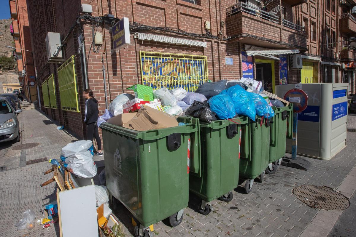 Contenedores abarrotados de basura tras la suspensión del servicio de recogida en Orihuela