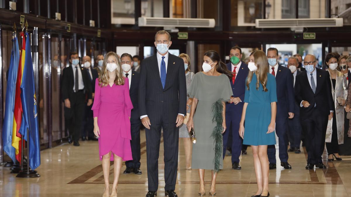 Así ha sido la llegada de los Reyes y sus hijas al Auditorio Príncipe Felipe de Oviedo