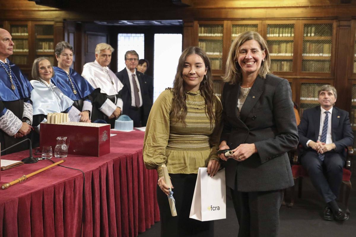 Laura Rodríguez Campo recibe su premio.