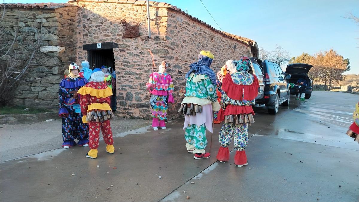La cencerrada de Villanueva de Valrojo desafía al frío La cencerrada de Villanueva de Valrojo desafía al frío