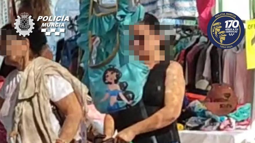 Pillan a una mujer robando monederos en el mercado de La Fama