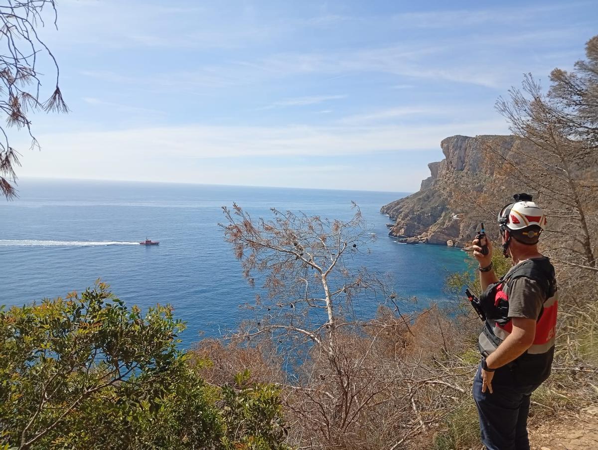 Un voluntario de Protección Civil observa la llegada de la Salvamar Fénix de Salvamento Marítimo