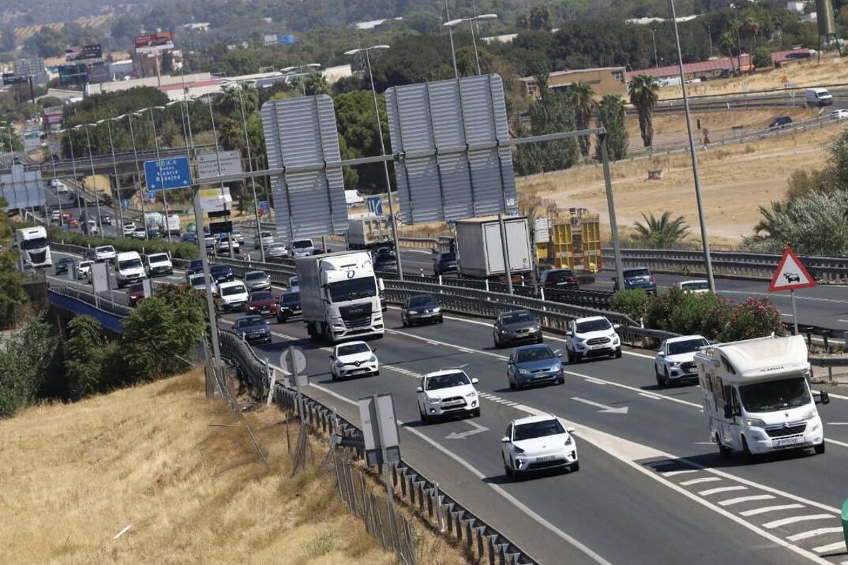 Tráfico en los acceso a Córdoba durante la mañana de este lunes.