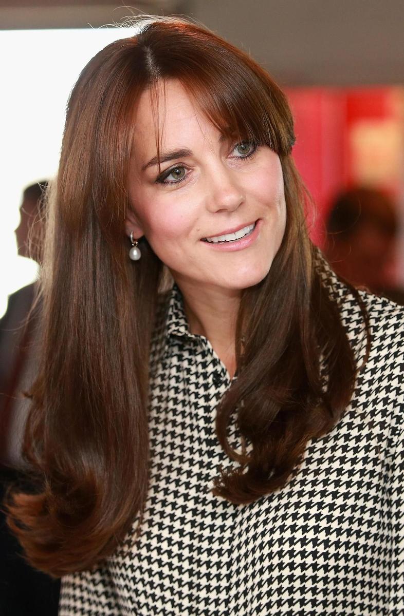 Kate Middleton con flequillo y maquillaje natural