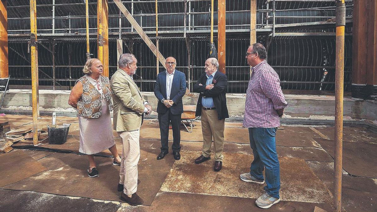 Antonio Morales, junto a Juan José Benítez de Lugo y los responsables de la rehabilitación del Gabinete Literario, ayer.