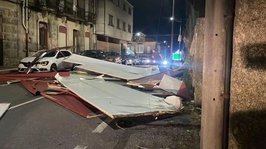 Piezas del tejado que se desplomaron en Ponte Caldelas, dañando un coche.