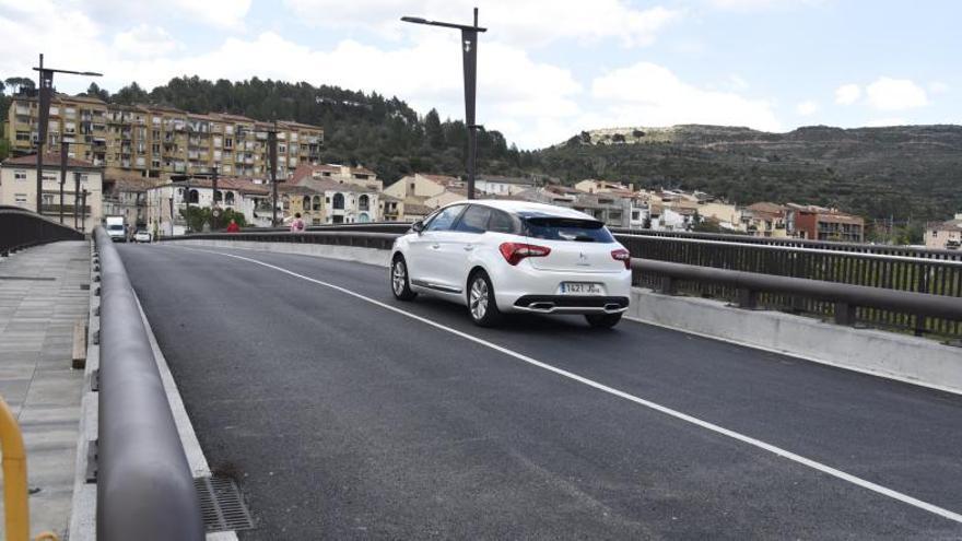 Un vehicle circulant pel pont reobert al trànsit, aquesta tarda