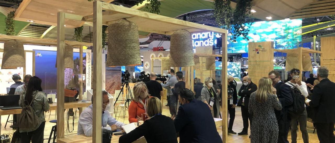 Ambiente de trabajo en el estand de Balears en la segunda jornada de la feria en Londres.