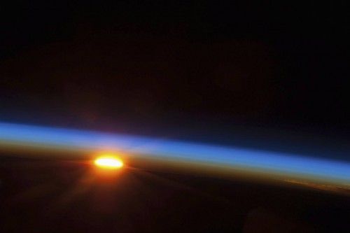 La salida del sol sobre el Océano Pacífico vista desde la Estación Espacial Internacional