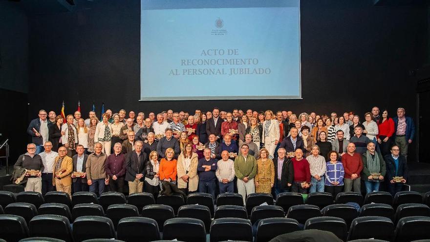 Homenaje a un centenar de funcionarios jubilados en Elche