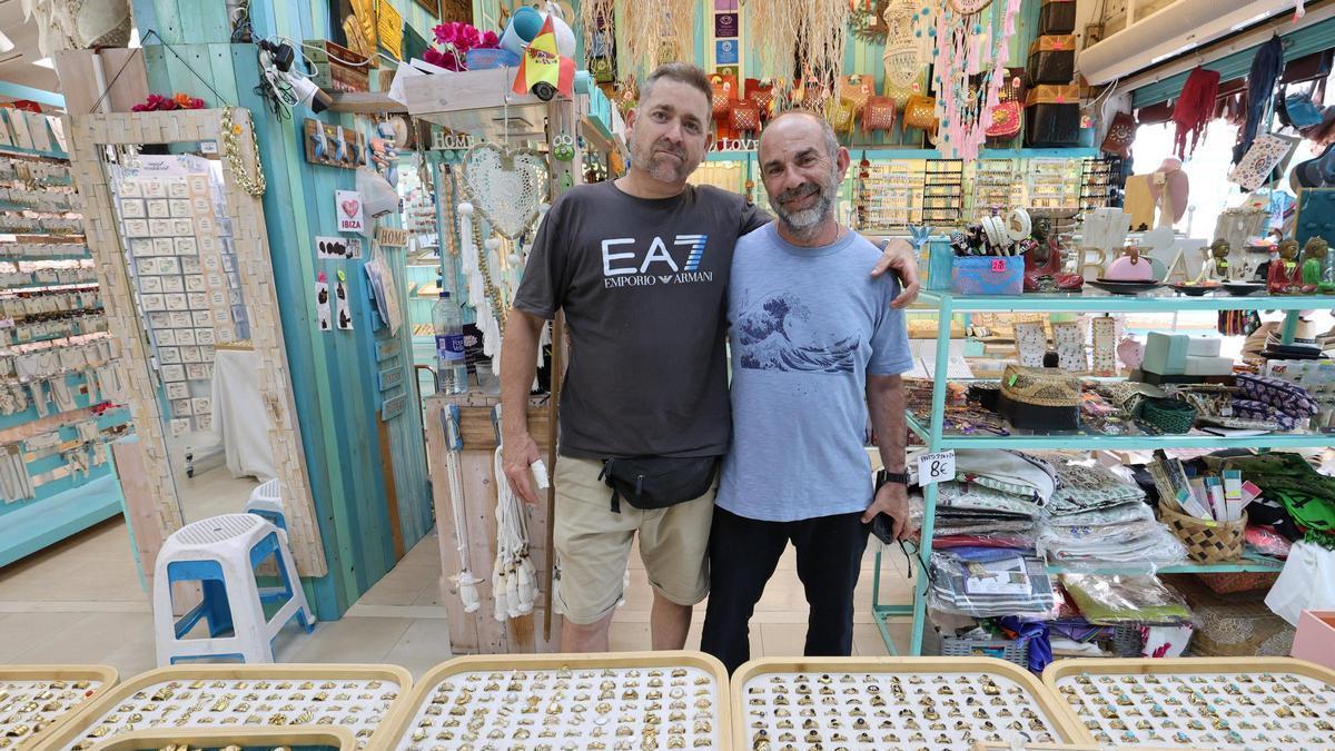 Aron y José Antonio Colomar posan en el interior de su tienda.