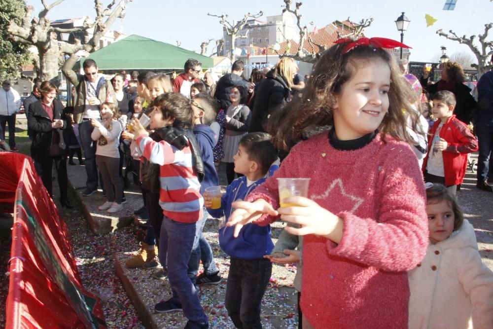 a Asociación de animación cultural "A Illa dos Ratos", en colaboración con el Concello de Cangas, ofreció este año, como novedad, las "precampanadas" destinadas a un público infantil