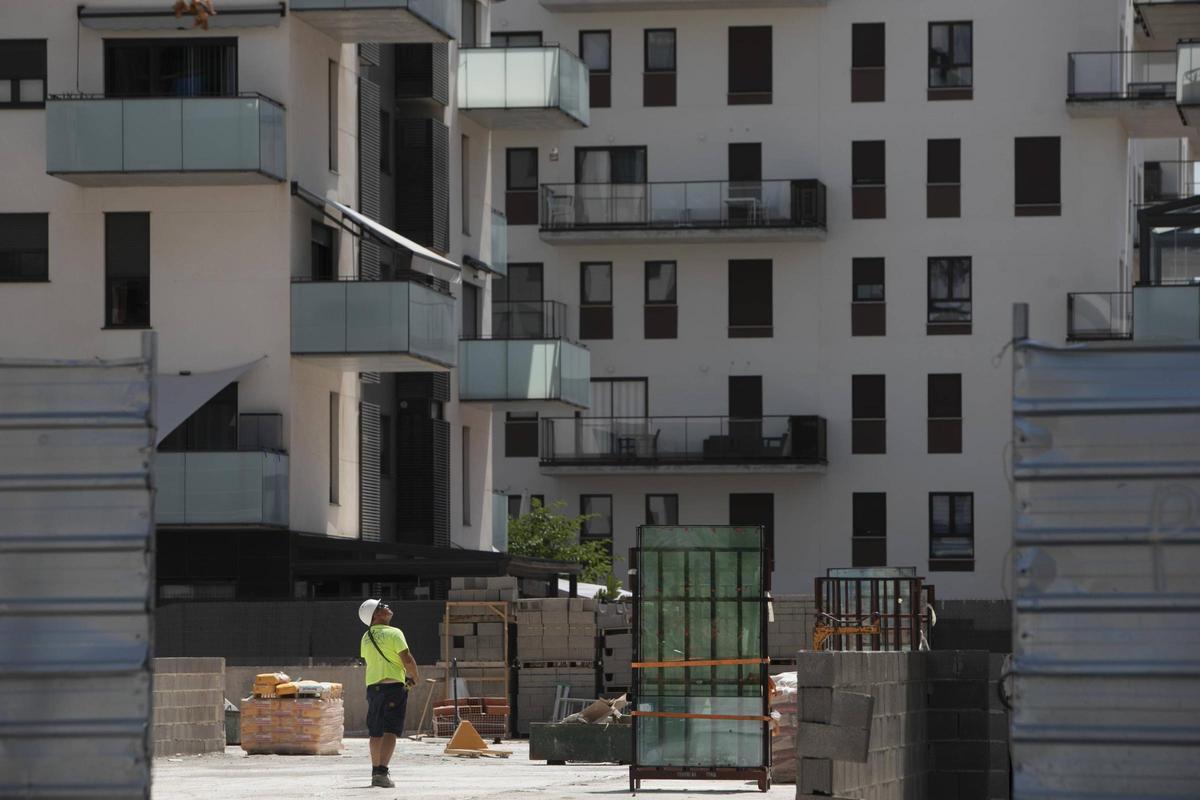 Tareas de construcción de una promoción de viviendas en el Port de Sagunt.