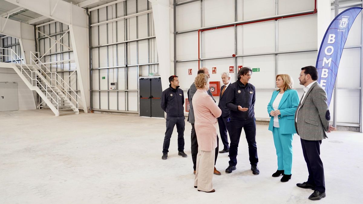 Sanz y García Romero durante la visita al nuevo centro logístico.