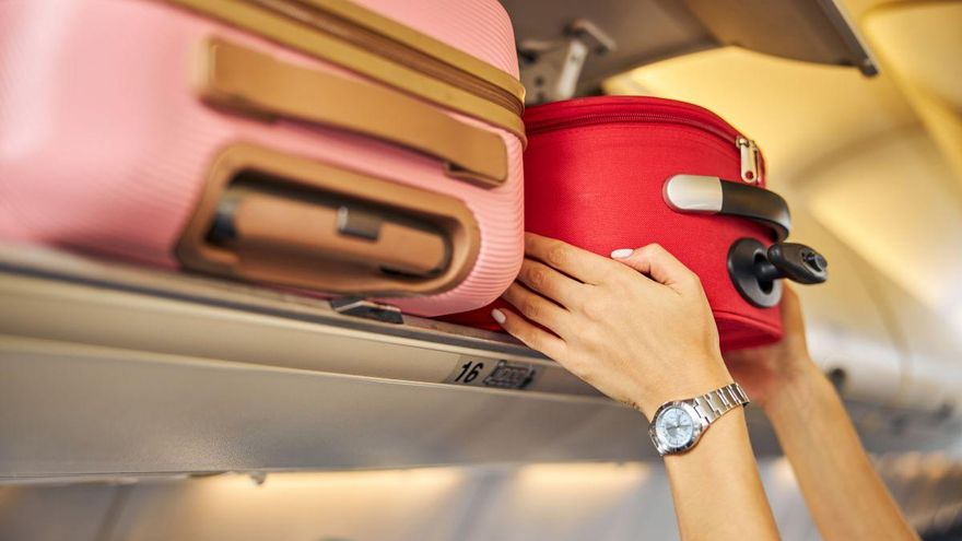 Un abogado laboralista aclara la polémica con los vuelos de Ryanair: «Es legal que te cobren la maleta de mano»