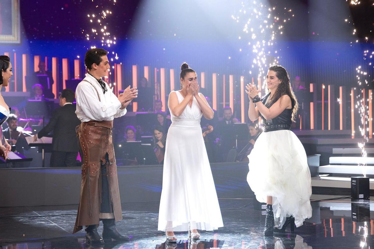 Klaudya junto a sus compañeros Aseel y Guillem tras ser proclamada ganadora de 'Aria'