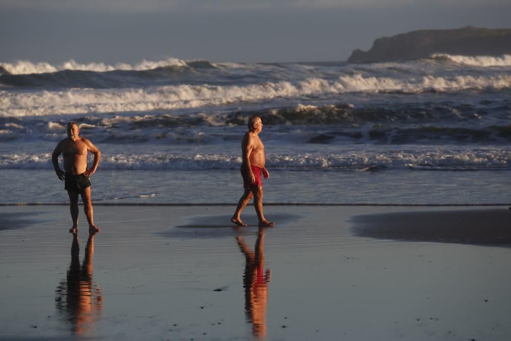 Bañistas en la playa de Salinas