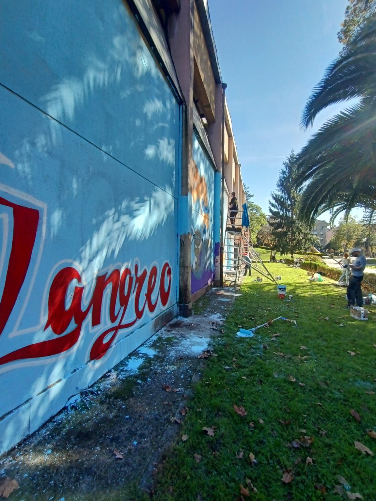 Diecinueve grafiteros se unen para lucir el polideportivo de La Felguera