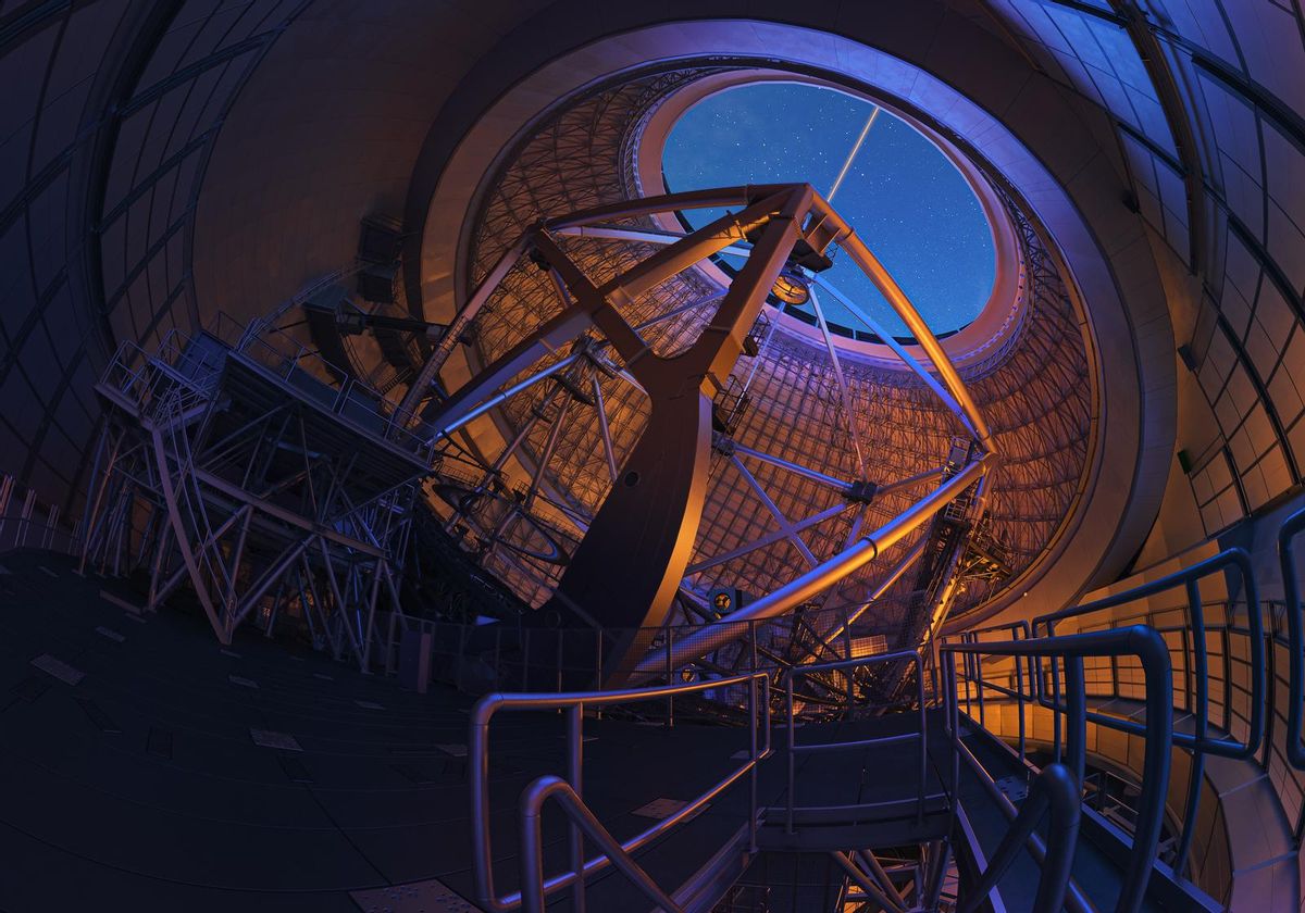 Una simulación realista del TMT en operación observando el cielo del hemisferio norte.