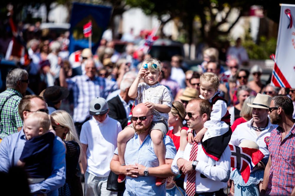 L'Alfàs se tiñe de rojo y azul para conmemorar la fiesta nacional de Noruega