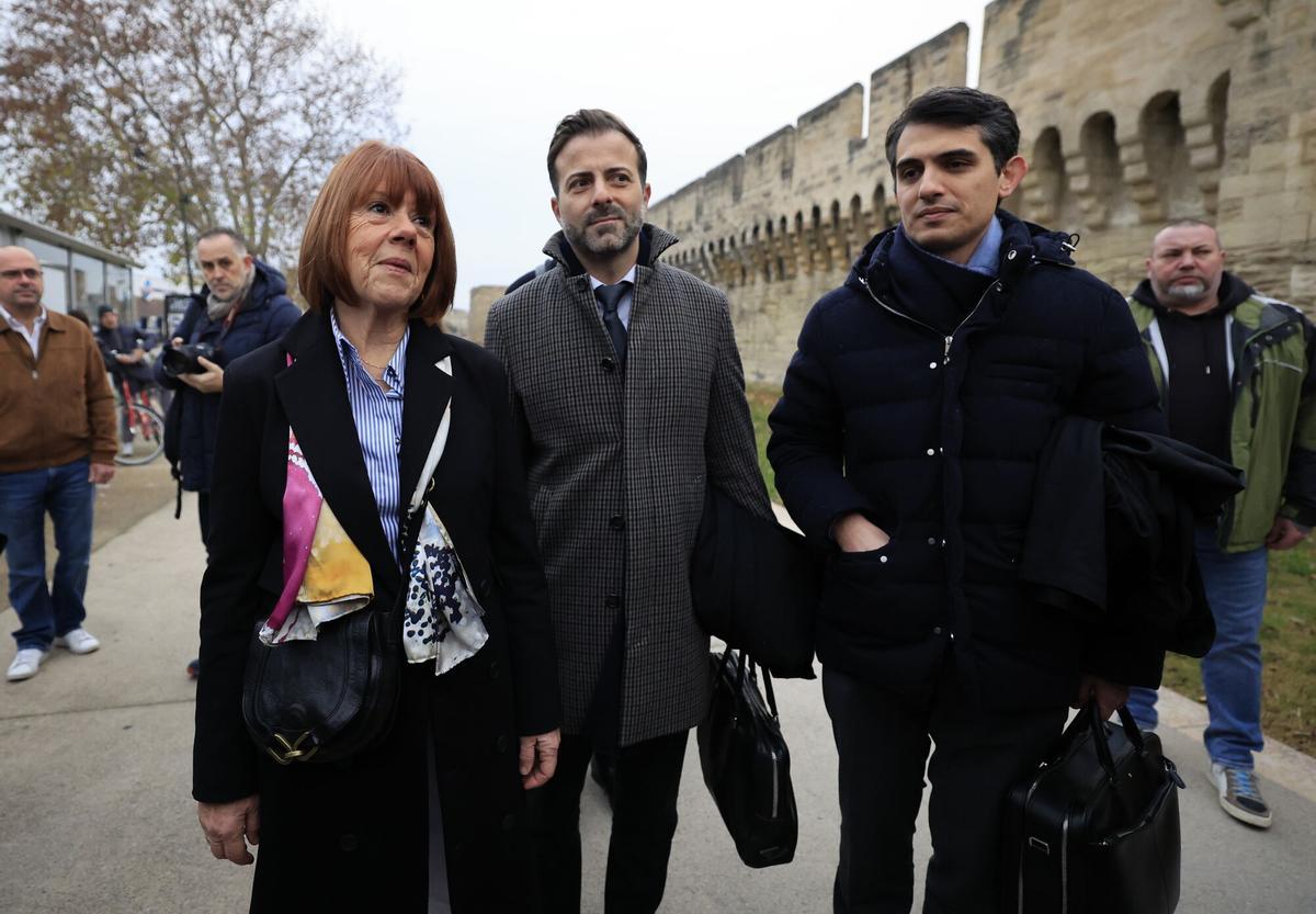 Avignon (France), 02/12/2024.- Gisele Pelicot (L), escorted by her lawyers Stephane Babonneau (R) and Antoine Camus (C), arrive at the criminal court where her husband Dominique Pelicot is on trial in Avignon, South of France, 19 December 2024. Judges will hand down verdicts on 51 men in the mass rape trial in which Dominique Pelicot is accused of drugging and raping his then-wife, Gisele Pelicot as well as inviting dozens of men to rape her while she was unconscious at their home in Mazan, France, between 2011 and 2020. (Francia) EFE/EPA/GUILLAUME HORCAJUELO