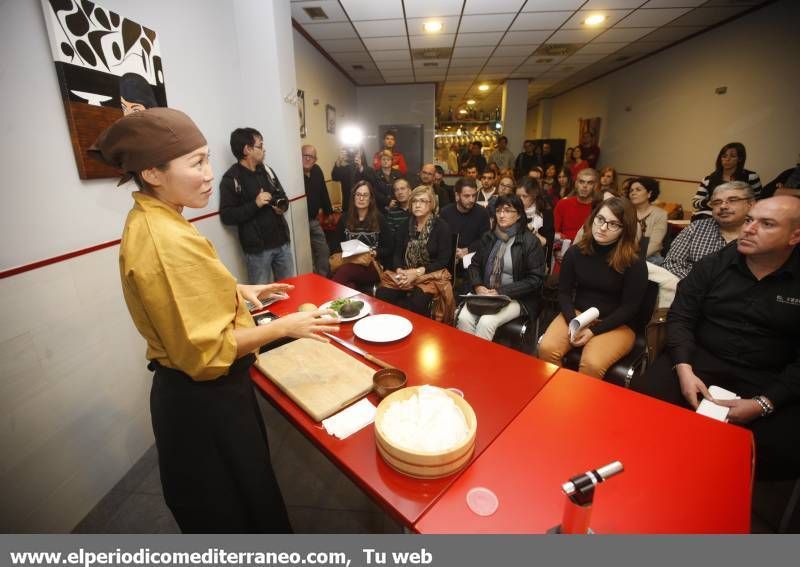 GALERÍA DE FOTOS -- La reconocida cocinera japonesa Taka Sasaki triunfa con su taller de cocina en Vila-real