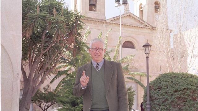 Isidro Buades ante la iglesia de San Juan Bautista de Sant Joan.