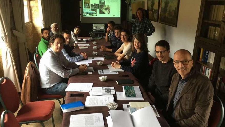 Algunos de los participantes en el proyecto europeo &quot;Nuevo Currículum&quot;, reunidos en la biblioteca del monasterio de San Pedro de Villanueva, en Cangas de Onís, ayer.