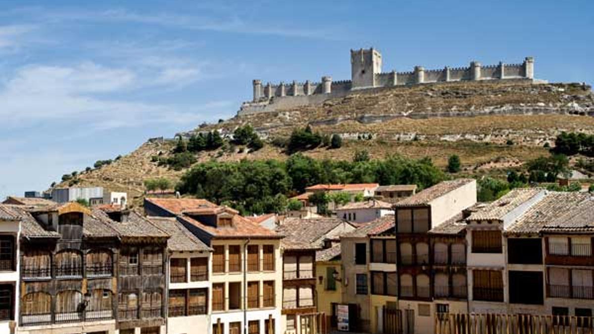 La medieval Plaza del Coso y el castillo de Peñafiel.