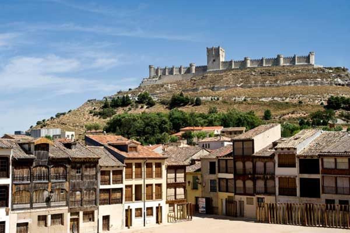 La medieval Plaza del Coso y el castillo de Peñafiel.