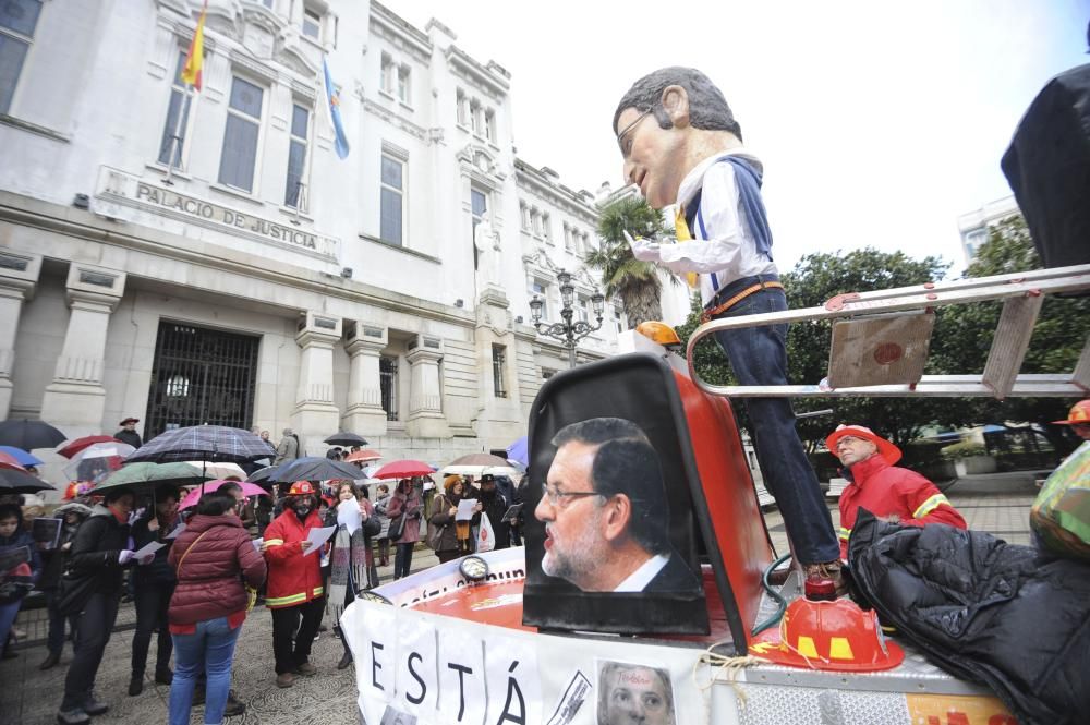 Trabajadores de Justicia, en huelga indefinida, se manifiestan disfrazados a las puertas del Tribunal Superior de Xustiza de Galicia.