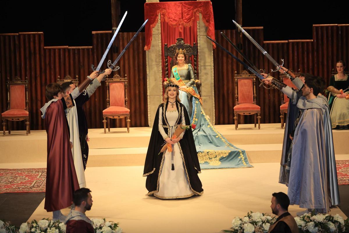 Na Violant d'Hongria: sueño medieval para Victoria Arcos en el 75º aniversario de la Germandat