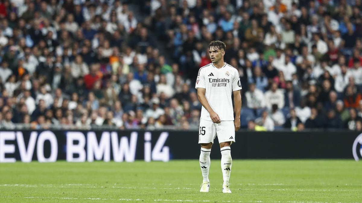 Raúl Asencio, jugador del Real Madrid, durante su debut en el Santiago Bernabéu frente a Osasuna.
