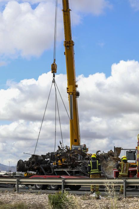 El accidente de la A-7 ha causado tres fallecidos y ha obligado a desviar el tráfico.