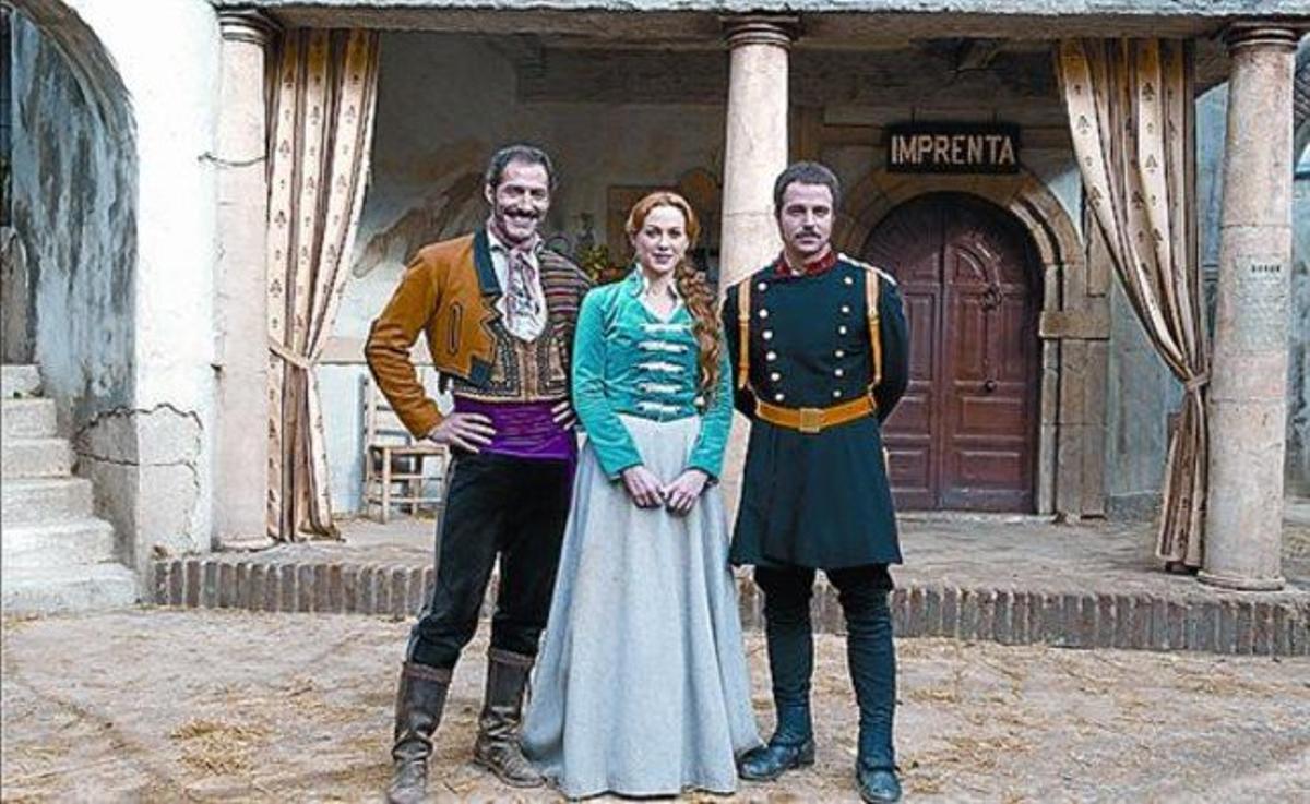 Manuel Bandera, Marta Hazas i Carles Francino fill, a la sèrie. Manuel Bandera, Marta Hazas i Carles Francino fill, a la sèrie.