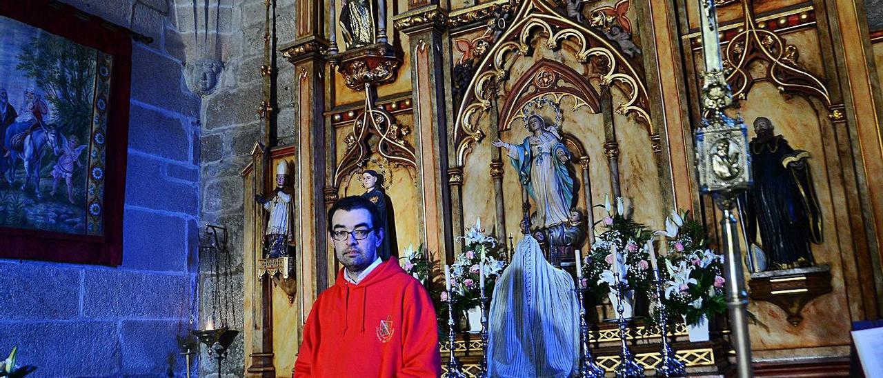 José Antonio Santos, en una imagen en el altar de la iglesia de Santa María de Beluso.   | // GONZALO NÚÑEZ