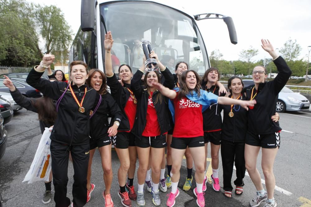 Llegada a Gijón de las jugadoras del Mavi