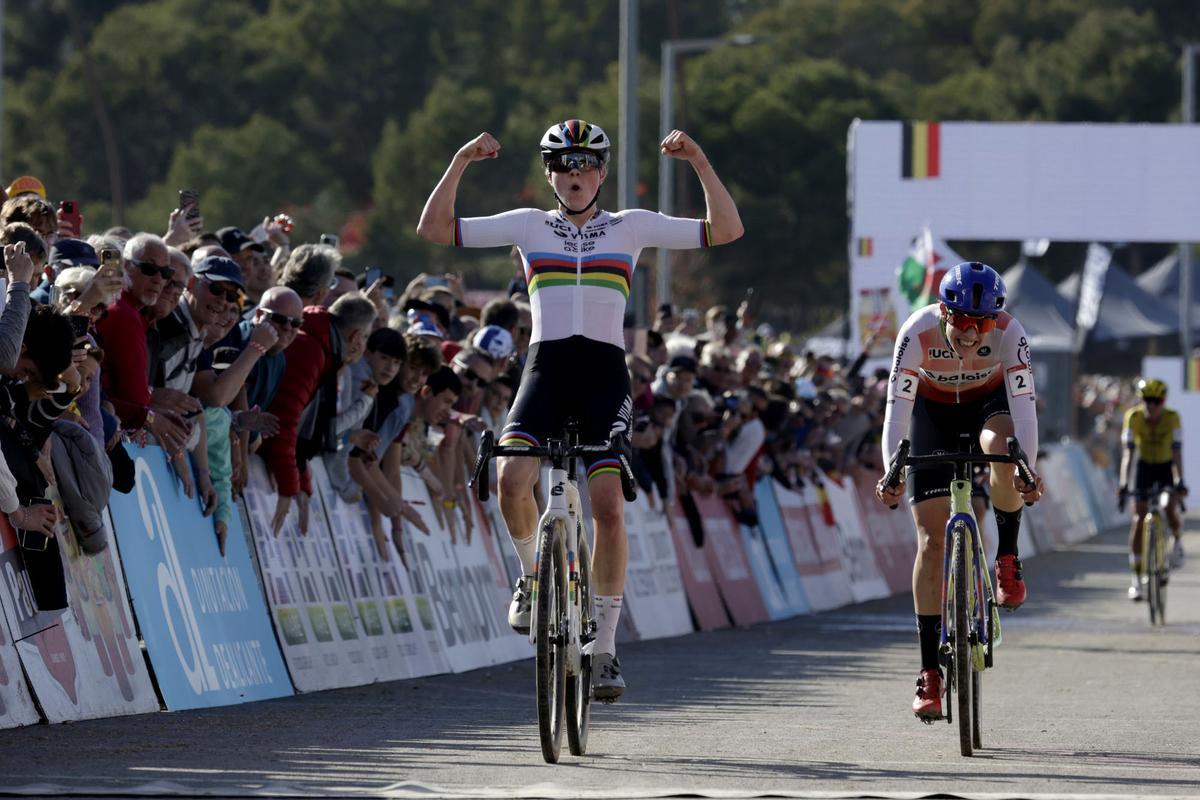 Fem van Empel fue la ganadora de la prueba Elite femenina de la Copa del Mundo de Ciclocross UCI – Benidorm Costa Blanca 2025.