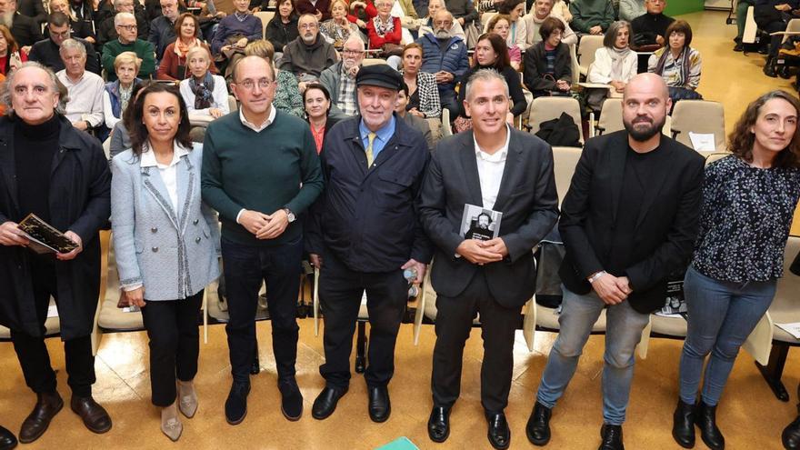 El homenajeado, en el centro, con gorra, junto a diversas autoridades.