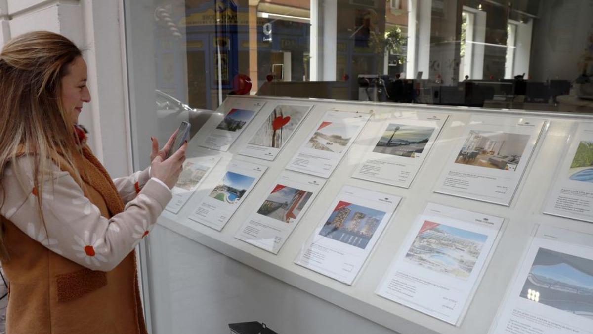 El escaparate de una inmobiliaria.