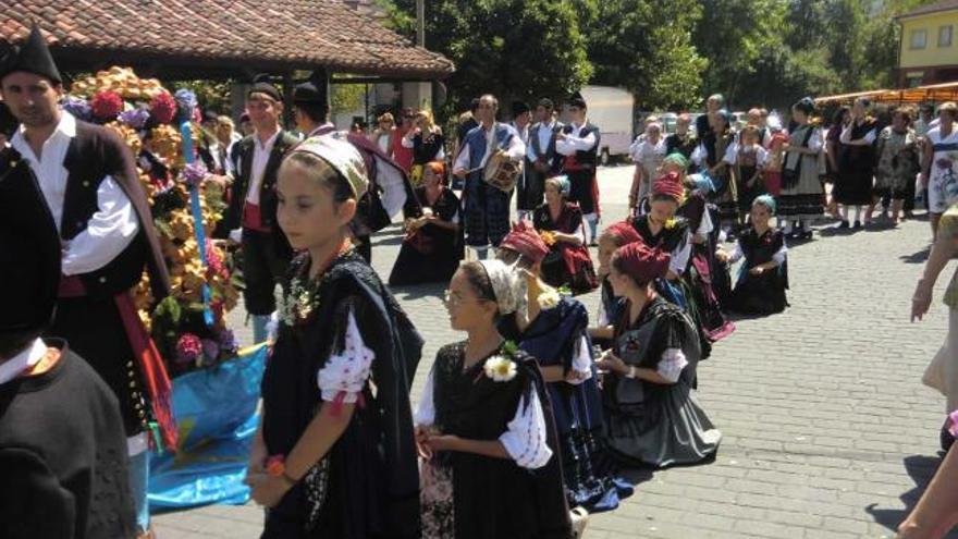 Momento en el que la procesión se detiene delante de la iglesia de Mestas de Con.