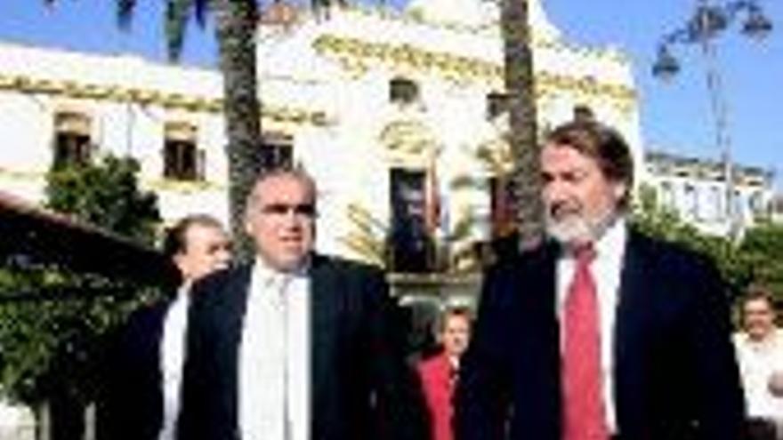 Mayor Oreja avala a Acedo y el PSOE denuncia al PP